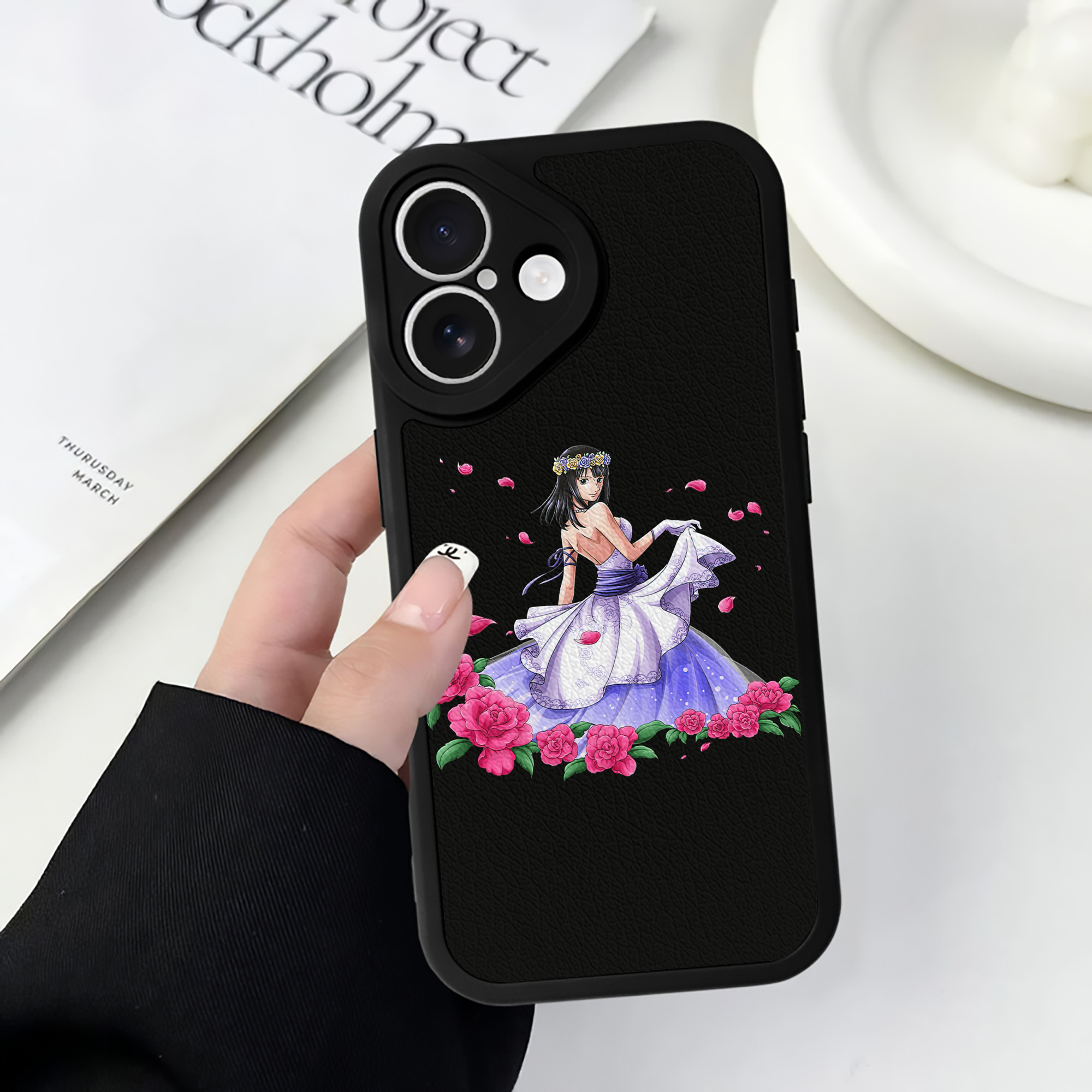 （画像用） ワンピース ニコ・ロビン ONE PIECE Nico Robin 【iPhone 16シリーズ対応】シリコンスマホケース（レザー調） 材質：シリコン